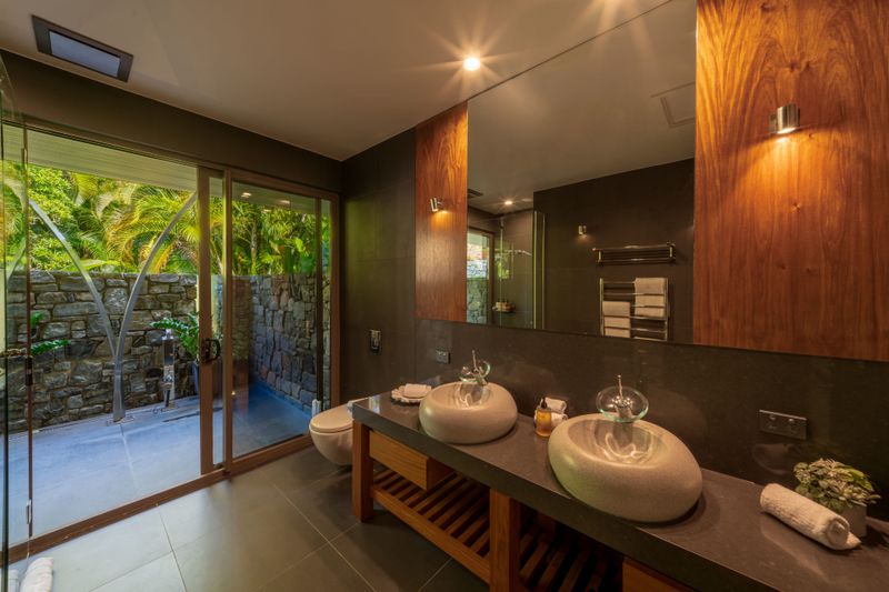 15 Main Bathroom (No Lights Reflection) (9092)