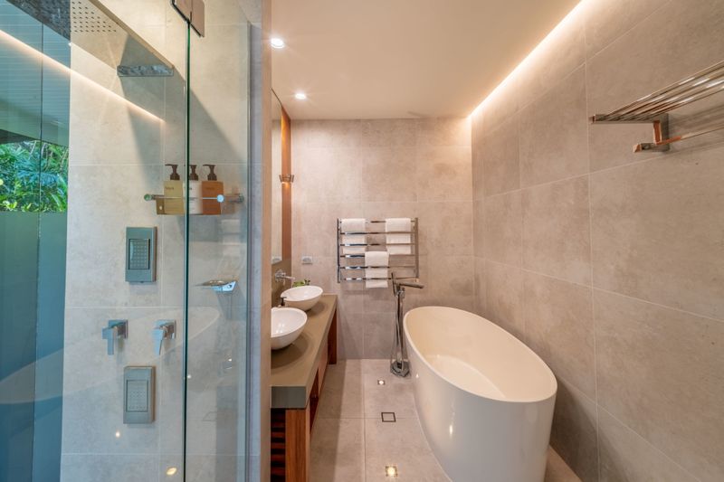 22 Downstairs Ensuite (9027) - Copy