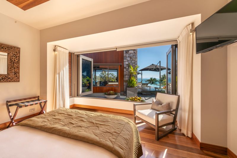 30 Courtyard Bedroom With View (Very Warm) (extra) - Copy