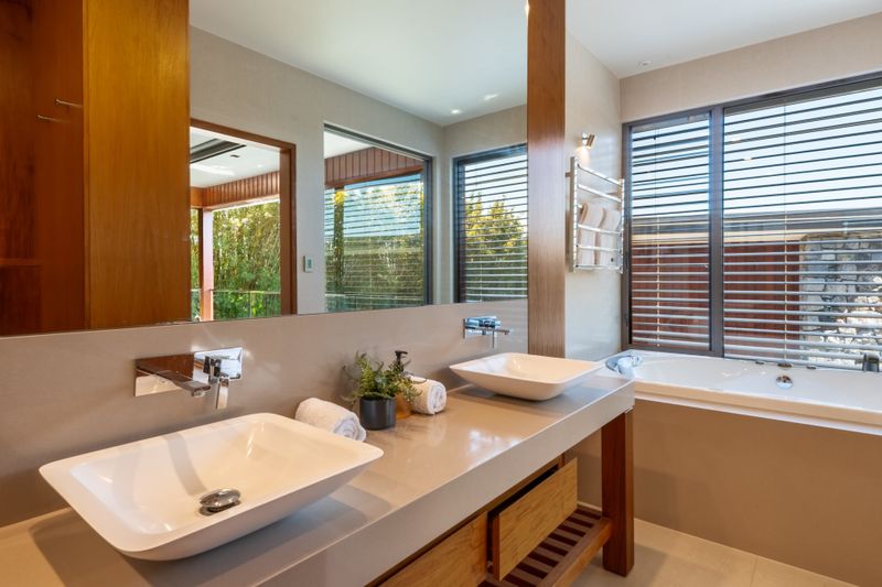 44 9484 Master Bathroom (9484)
