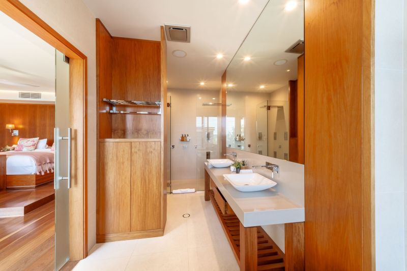 48 Master Bathroom 2 (9506)